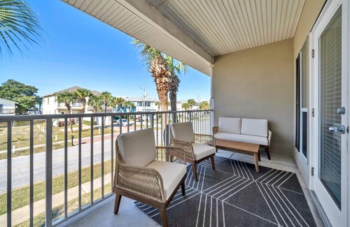 Crystal Shores Condo | King Beds, Balcony w/Ocean View, Steps to Beach