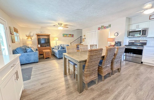 Sunnyside On The Gulf House | L👀K! LAST-MINUTE DISCOUNTS - ONLY STEPS FROM THE GULF - Sleeps 11!
