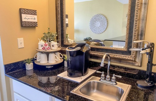 Panama City Beach Condo | L👀K! ⭐️ TOP-RATED DIRECT BEACHFRONT @Calypso — 2 King Beds + FREE Beach Chairs!