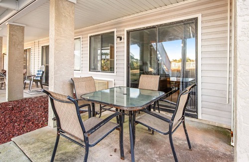 El Centro Beach Apartment | Lakeview Studio w/ Shared Pool, High-Speed WiFi, Central AC, and Furnished Patio