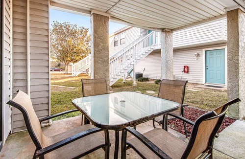 El Centro Beach Apartment | Lakeview Studio w/ Shared Pool, High-Speed WiFi, Central AC, and Furnished Patio