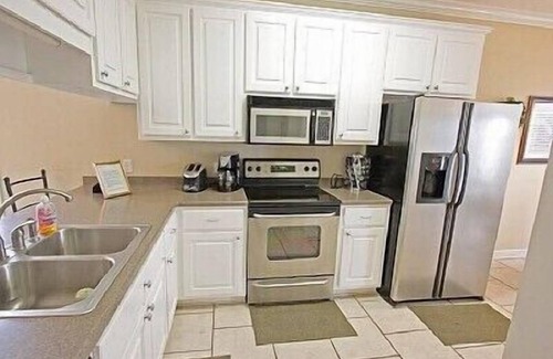 Sunnyside House | LAST MIN SPECIALS, 5 Bedrms, 4.5 Bath, private pool, Ocean View, Steps to Beach