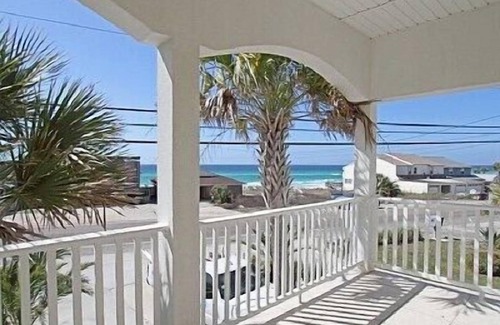 Sunnyside House | LAST MIN SPECIALS, 5 Bedrms, 4.5 Bath, private pool, Ocean View, Steps to Beach