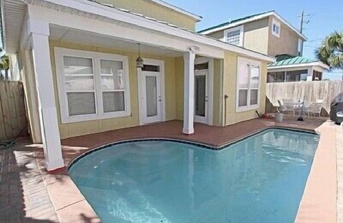 Sunnyside House | LAST MIN SPECIALS, 5 Bedrms, 4.5 Bath, private pool, Ocean View, Steps to Beach