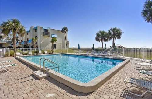 St. George Island Condo | Located right on the beachfront, this bright, cheerful and beautiful well-appointed Villa.
