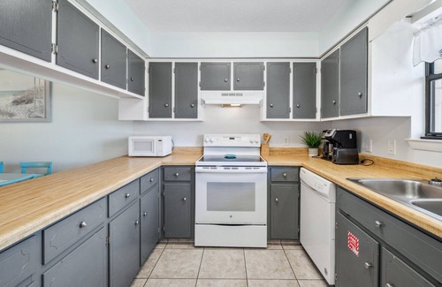 Silver Sands Beach House | Minutes to Beach | Pet-Friendly! | FLPCB96