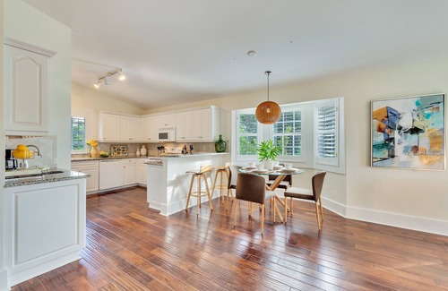 East Naples House | NAPLES BAYSHORE ARTS DISTRICT Charming Pink Conch Cottage!