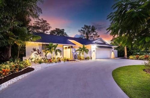 East Naples Villa | Naples Villa Heated Pool Cinema & Game Room
