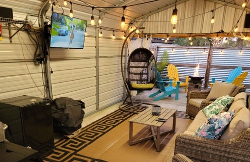 Holiday Beach House | Nash-Shell Beach Cottage. Close to the beach, pets considered.
