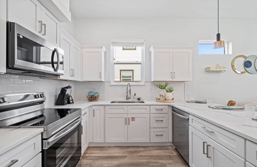 El Centro Beach House | *New~Heated Pool+Golf Cart+Grill+Pool Table