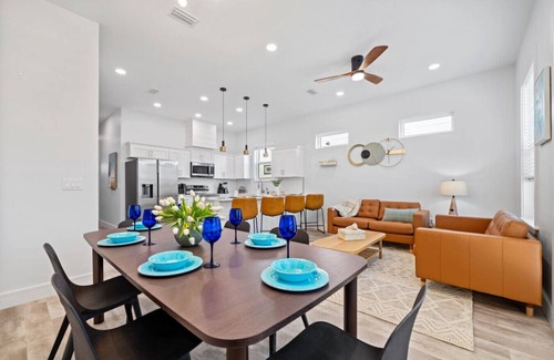 El Centro Beach House | *New~Heated Pool+Golf Cart+Grill+Pool Table