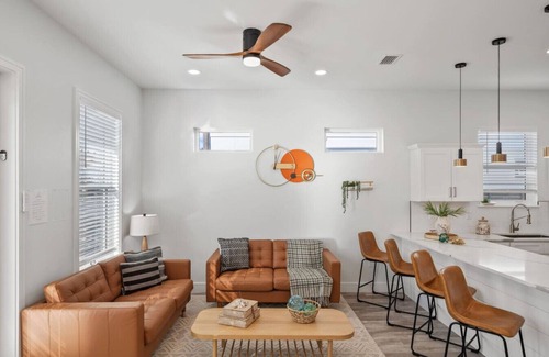 El Centro Beach House | *New~Heated Pool+Golf Cart+Games+Gas Grill