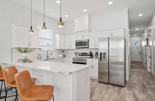 El Centro Beach House | *New~Heated Pool+Golf Cart+Games+Gas Grill
