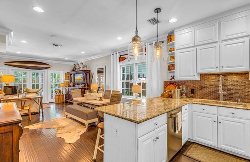 Old Town House | New Years special in gorgeous Bahama Village 4Bd 4.5 Ba all ensuite, 2x parking!