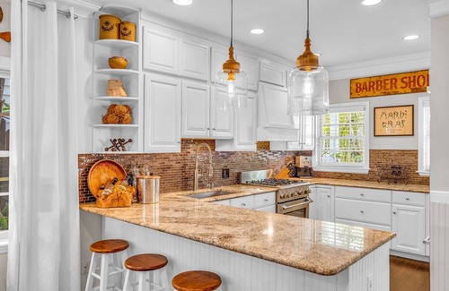 Old Town House | New Years special in gorgeous Bahama Village 4Bd 4.5 Ba all ensuite, 2x parking!