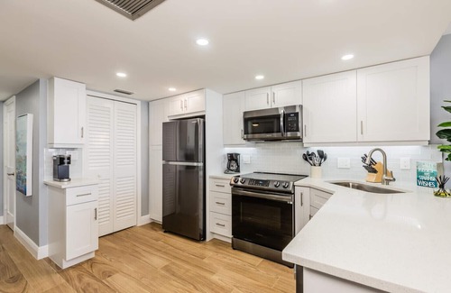 Marco Island Condo | 🦀 Newly remodeled Sea Winds 2+2 Beachfront Condo 180° ocean view, Weekly Rental