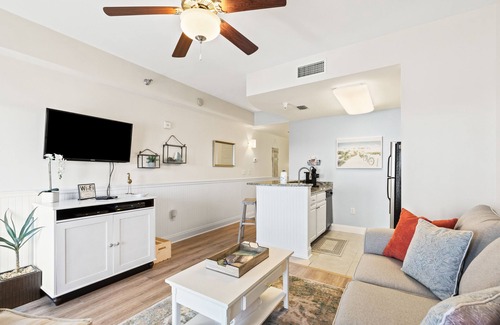 Sunnyside Apartment | Newly renovated fourth-floor studio w/spectacular views, shared hot tub, & pool
