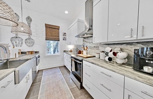 Sunnyside House | No Worries: Sleeps 18 with Carriage House, Private Pool, and Beach Access!