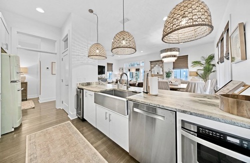 Sunnyside House | No Worries: Sleeps 18 with Carriage House, Private Pool, and Beach Access!