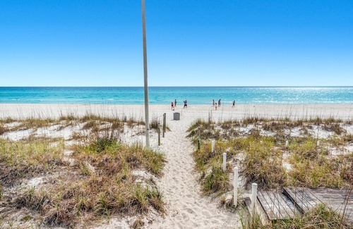 Sunnyside House | OPEN Aug 8-14!☀Walk 2 Beach☀Private Complex☀Community Pool☀4BR Bella Costa