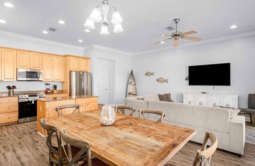 Gulf Lagoon Beach House | Palm Breeze Retreat – Sleeps 10!