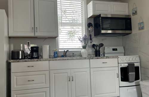 Summerland Key Cottage | PALM COTTAGE sleeps 4. Fall and Holiday season at Hidden Hammock.