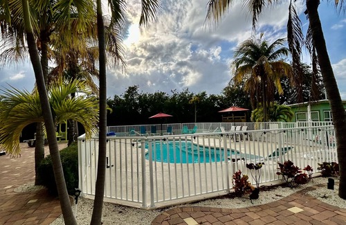 Summerland Key Cottage | PALM COTTAGE sleeps 4. Fall and Holiday season at Hidden Hammock.