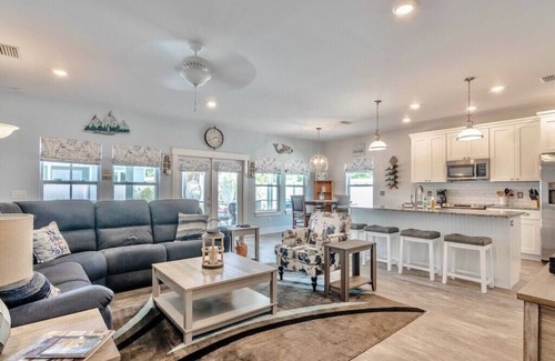 Riviera Beach House | Perfect Beach Home with Private Pool - 21yo & UP