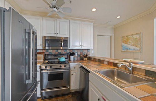 Seaside Condo | Pet Friendly in Seaside, Location, Large Wrap-Around Balcony + 2 Adult Bikes!