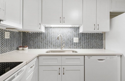 Sunnyside Condo | Pinnacle Port! Remodeled!Seasonal Chair service!Beachfront oceanview! West End