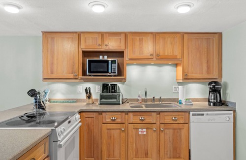 Sunnyside Condo | Pinnacle Port Vacation Rentals-B2 Tower 3 bdrm. condo,Wrap around balcony, Gu