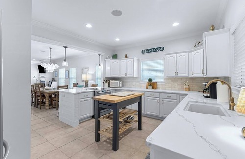 Crystal Beach House | Private Pool + Hot Tub - Block to Beach - Golf Cart - GameRoom - Carriage House