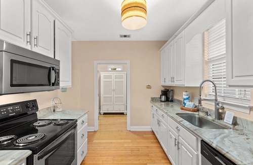 Hollywood Beach House | PRIVATE POOL, Spectacular Family Getaway, Backyard Oasis, Close to Beach!