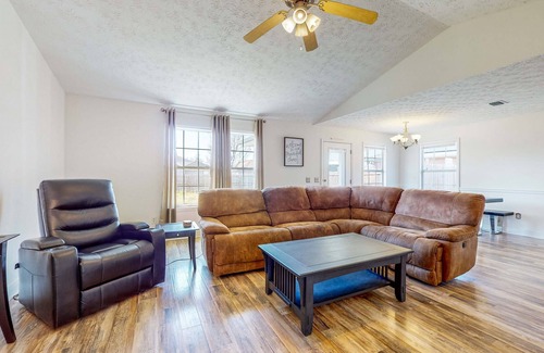 Cedar Grove House | Private sunny stay with an enclosed yard