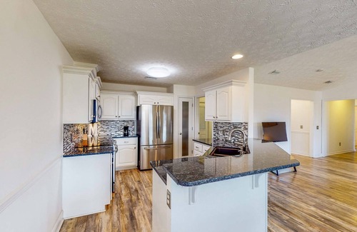 Cedar Grove House | Private sunny stay with an enclosed yard