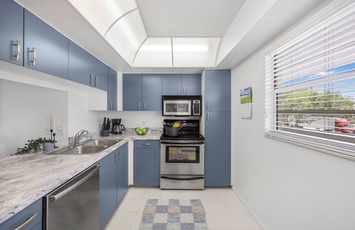 Marco Island Condo | Relaxing condo w/pool, spa, & steps to beach