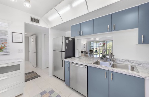 Marco Island Condo | Relaxing condo w/pool, spa, & steps to beach