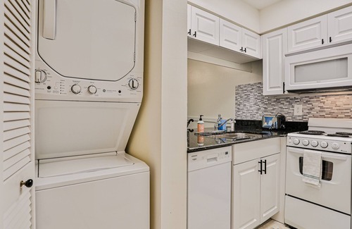 Central Naples Apartment | Resort condo with fast WiFi, AC & snowbird-friendly