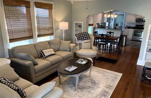 Southeast Pensacola House | Sandals & Friends-Pet Friendly Bungalow