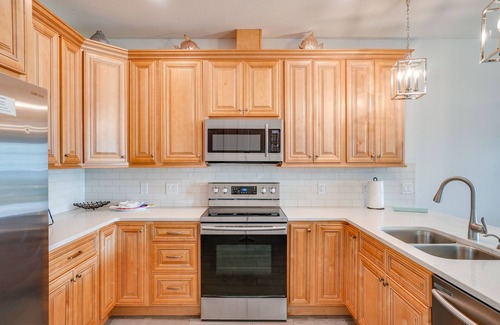 El Centro Beach House | Seabreeze -Walk to beach! Pet friendly!