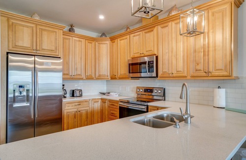 El Centro Beach House | Seabreeze -Walk to beach! Pet friendly!