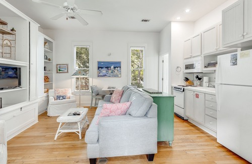 Seaside House | Seaside "Beach Tune" |1BR | 2 Full Baths | Sleeps 4 | King bed | 2 Bikes!