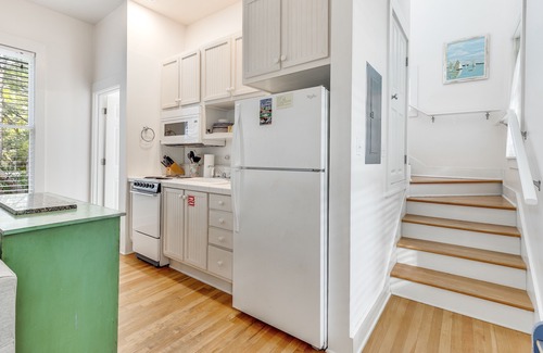Seaside House | Seaside "Beach Tune" |1BR | 2 Full Baths | Sleeps 4 | King bed | 2 Bikes!