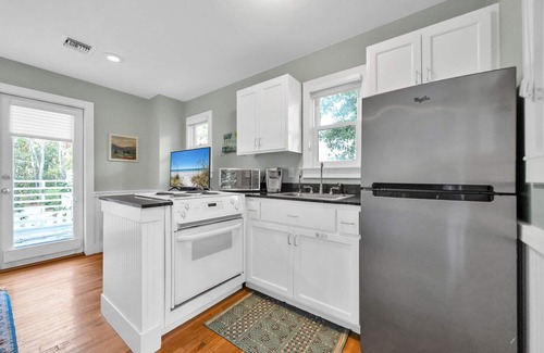 Seaside House | Seaside "Every Hour" | 1 BR | Sleeps 2 | Next to Chapel | Easy walk to Town