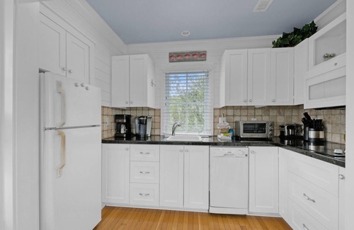 Seaside House | Seaside "Following Seas" |1BR | Sleeps 2| On 30A- Steps Away from Beach!