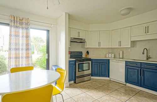 Holiday Isle House | Shoreline Towers Townhome 2~Sleeps 8, Steps to Beach, Pool, Lake Monthly Rates!