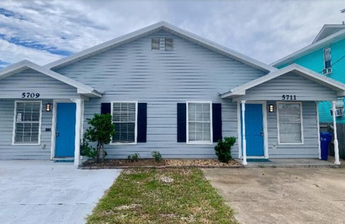 Biltmore Beach House | Short Walking Distance to Beach Paradise