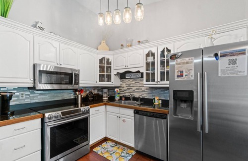 Holiday Beach House | Sleeps 8 | Hot Tub | Lagoon View | 2 pets allowed
