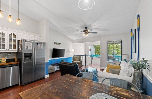 Holiday Beach House | Sleeps 8 | Hot Tub | Lagoon View | 2 pets allowed