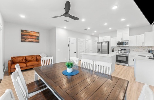 Holiday Beach House | Spacious 4-bedroom Retreat Prime Location Walk to Beach Sleeps 14 - Unit A